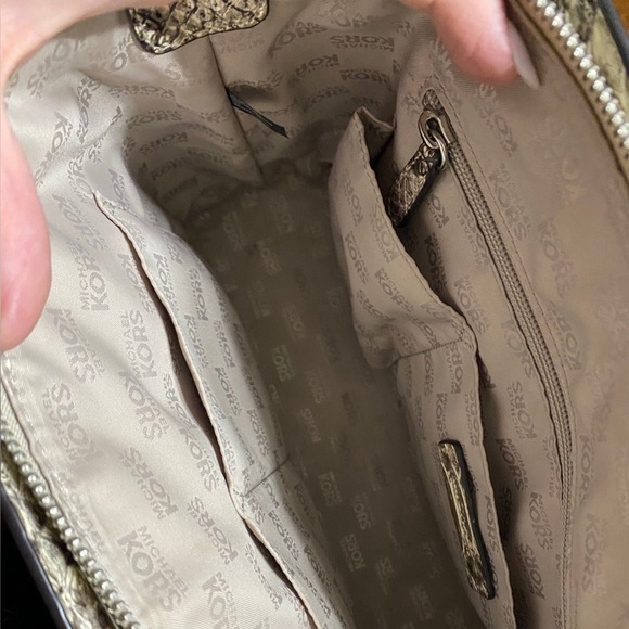 Michael Kors crossbody purse, like new - Picture 3 of 4